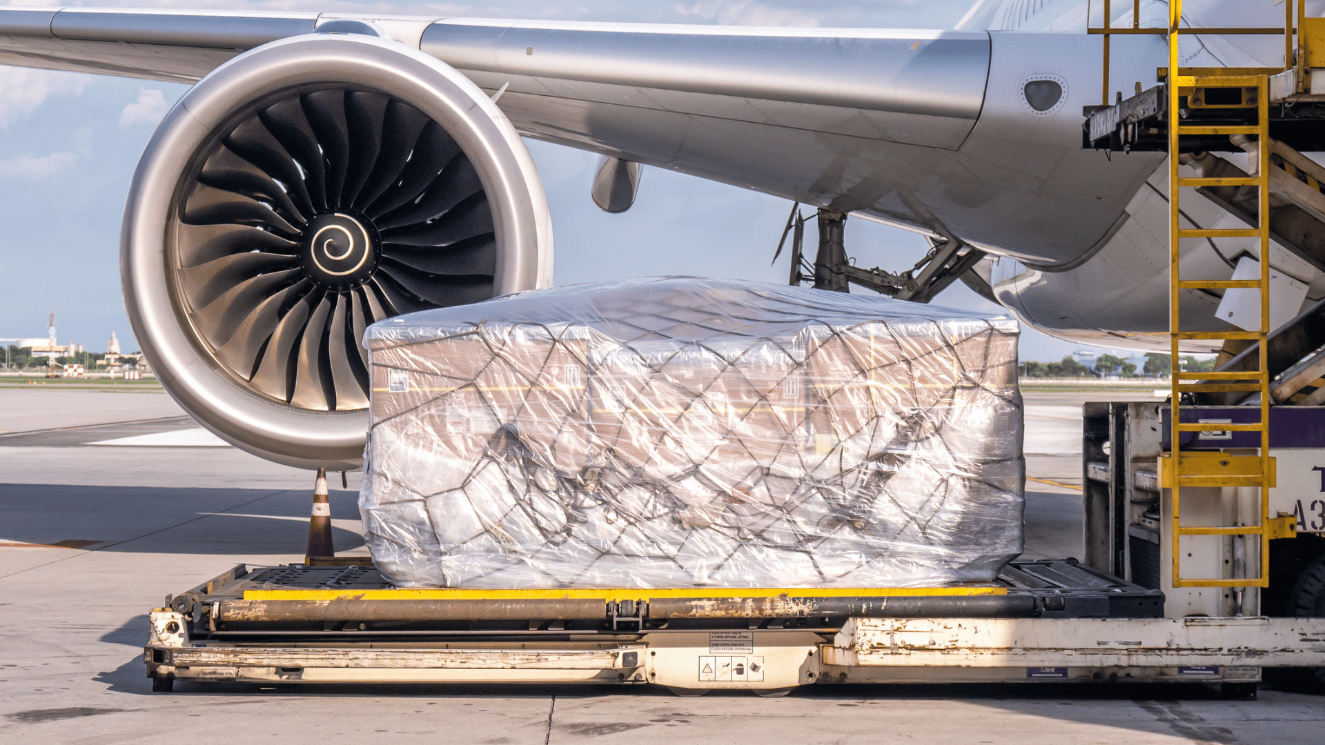 Plane engine with shipment pallet